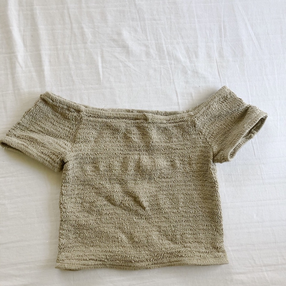 Open shoulders cropped top